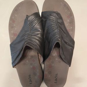 Taos - sandals. Size 12. Cocas metallic.